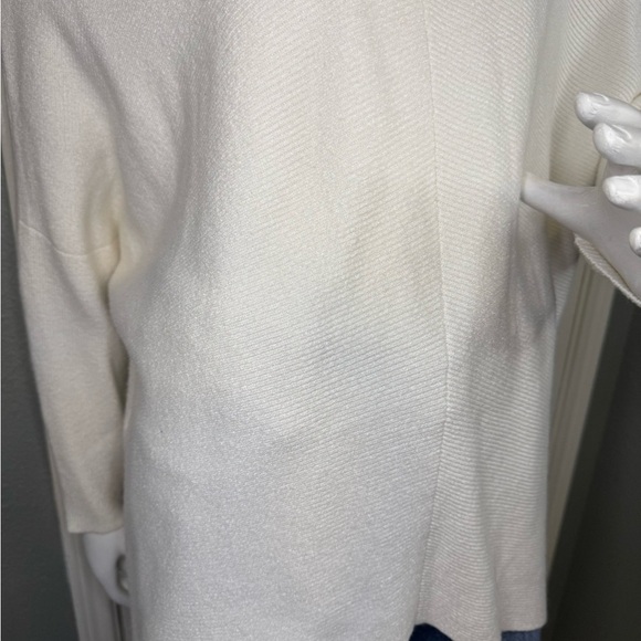 Curvy Cream Turtle neck sweater size extra small oversized. - Picture 6 of 14